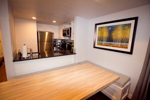 Full-sized fridge, microwave, oven, stovetop