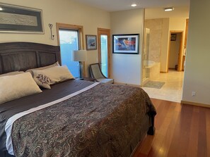 4 bedrooms, in-room safe, iron/ironing board, travel crib - "Santa Fe style at the Beach" (Ventura)