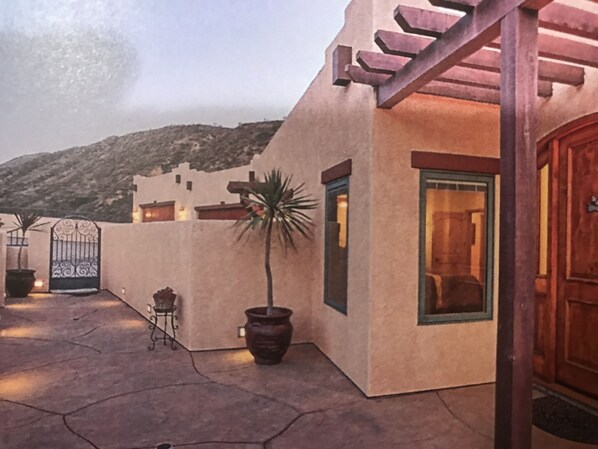 Terrace/patio - "Santa Fe style at the Beach" (Ventura)