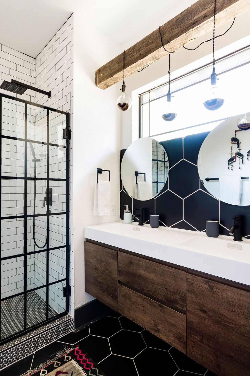 Combined shower/bathtub, hair dryer, towels, soap