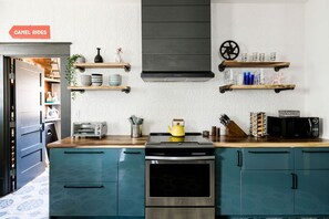 Réfrigérateur, four à micro-ondes, un four, surface de cuisson
