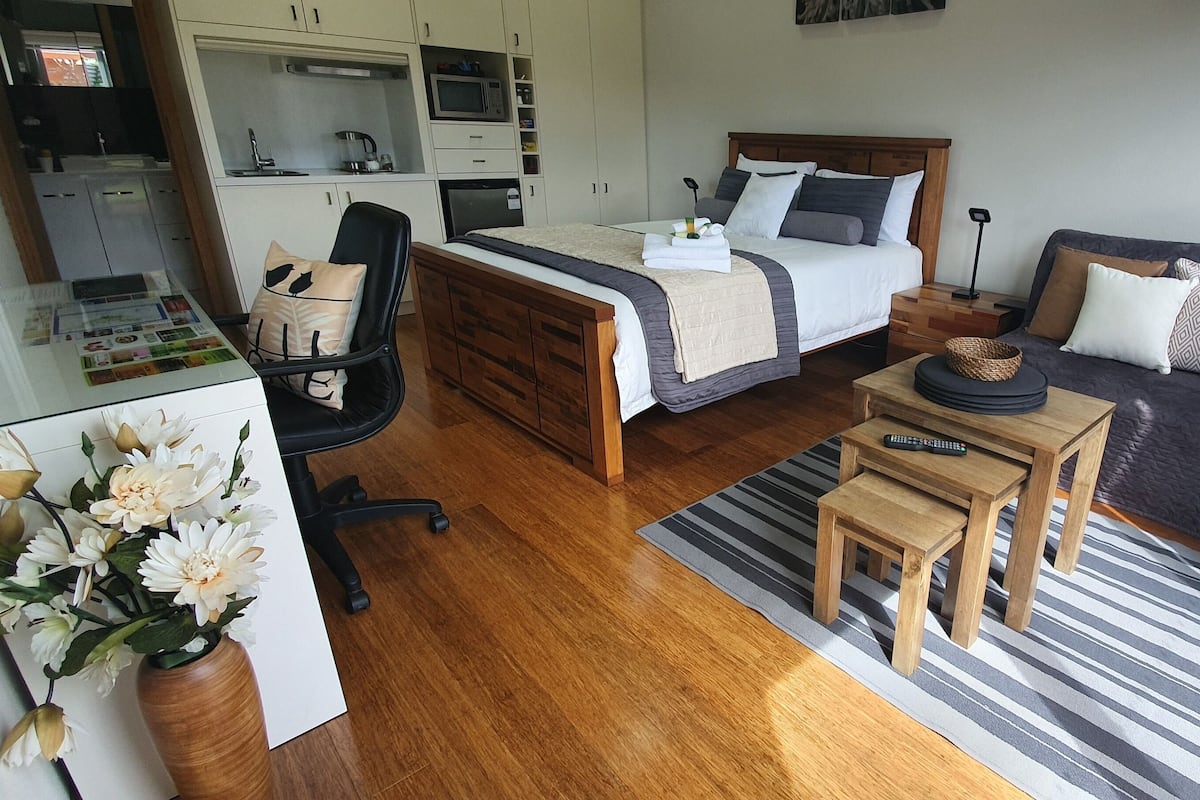 Queen Room with Garden View | Desk, blackout drapes, soundproofing, iron/ironing board