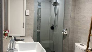 Studio dành cho gia đình | Phòng tắm | Đồ dùng nhà tắm được thiết kế riêng, máy sấy tóc, khăn tắm