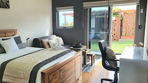 Queen Room with Garden View - Velika's Way (Humevale)