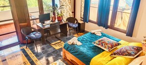 2 habitaciones, caja de seguridad en la habitación y escritorio 