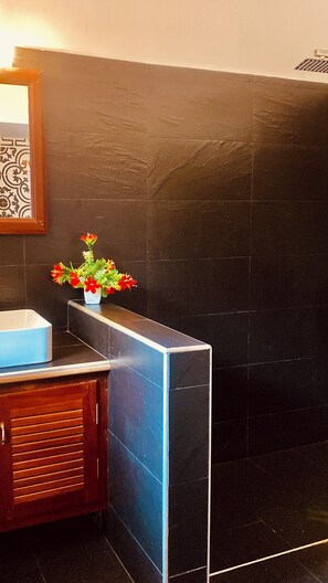 Shower, hair dryer, bidet, towels - Kesaviyam Luxury Suites /bedrooms with  ocean view! 5 min walk Lighthouse  beach (Trivandrum)