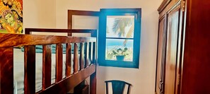 2 slaapkamers, een kluis op de kamer, een bureau