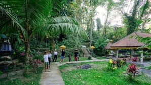 A garden pathway with a gazebo and a stone staircase. - BAKUNGAN diJero Homestay (Mengwi)