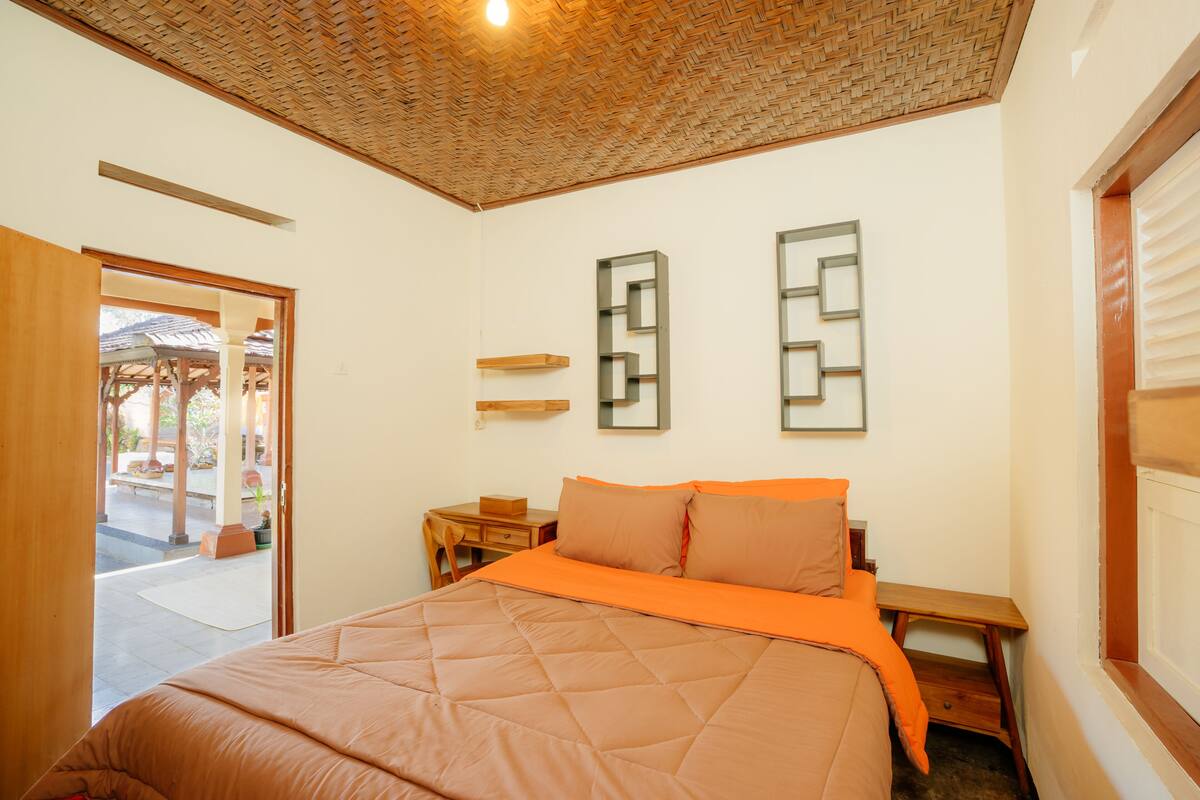 Superior Double Room | Desk, bed sheets