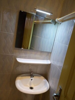 Sèche-cheveux, serviettes fournies, savon, papier toilette