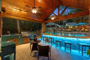 حمّام سباحة مُدفَّأ