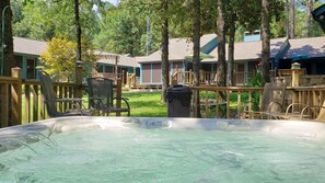 Outdoor spa tub - Promo:Pool|Hot tub|GameRoom|Sleeps 15 (Holly Lake Ranch)