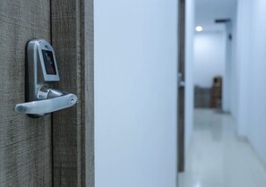 Una puerta con cerradura electrónica moderna y un ojo de cerradura.
