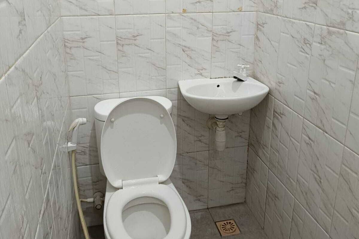 Un baño pequeño con inodoro y lavamanos.