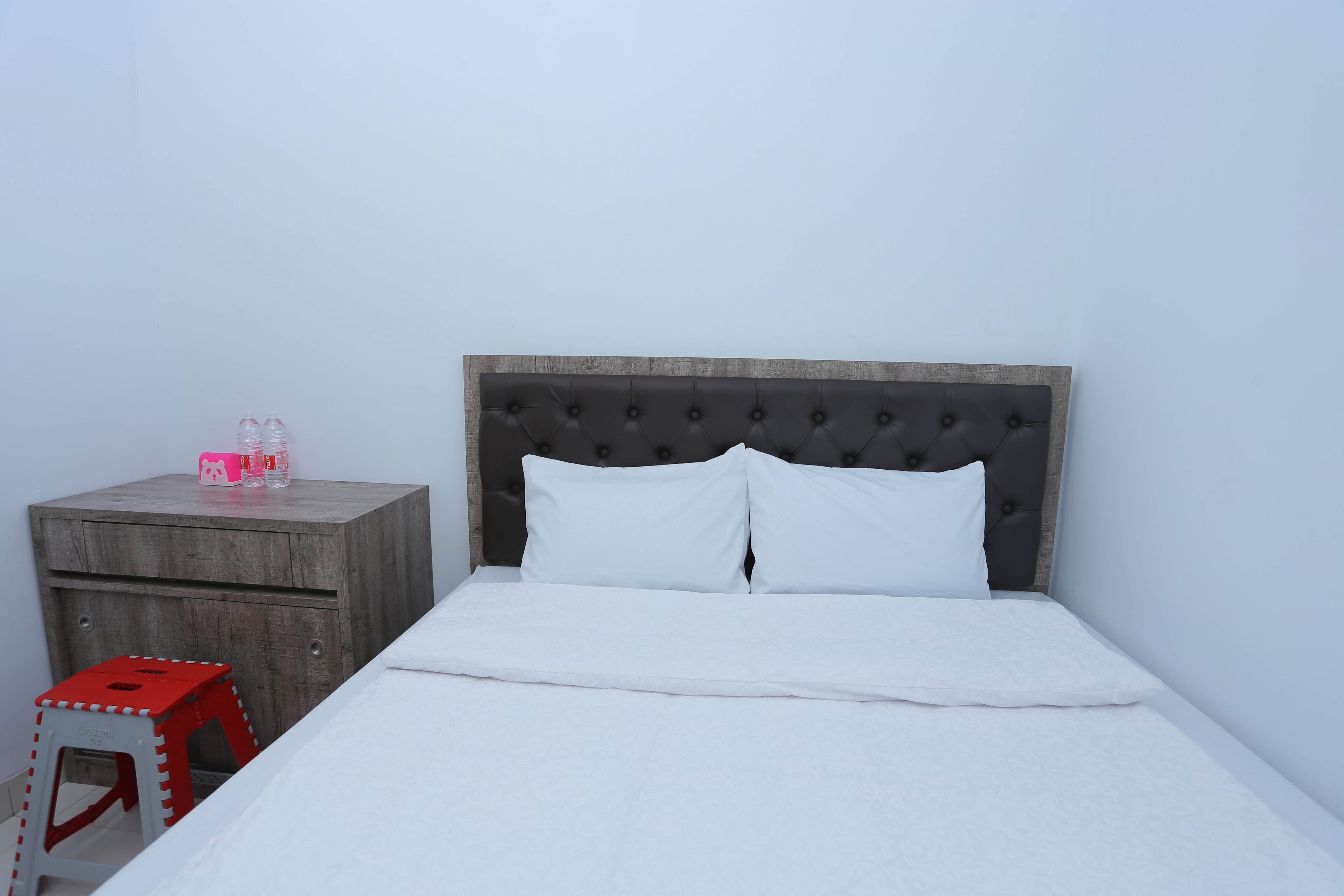 Desk, free WiFi, bed sheets