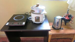 冷蔵庫、電気ポット、調理器具と食器、香辛料