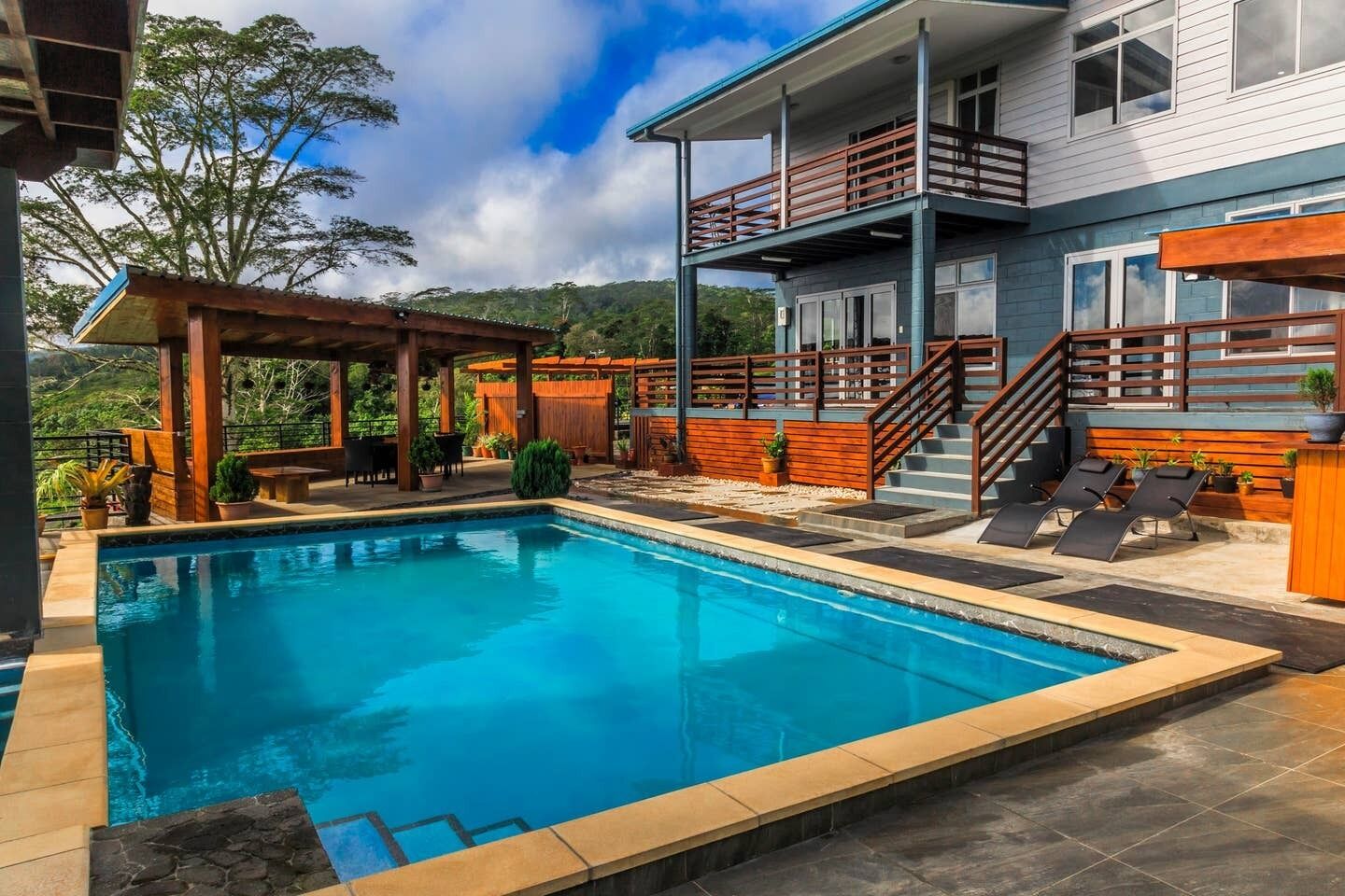 Entire House that accomodate 8 people with four rooms and four bathrooms.