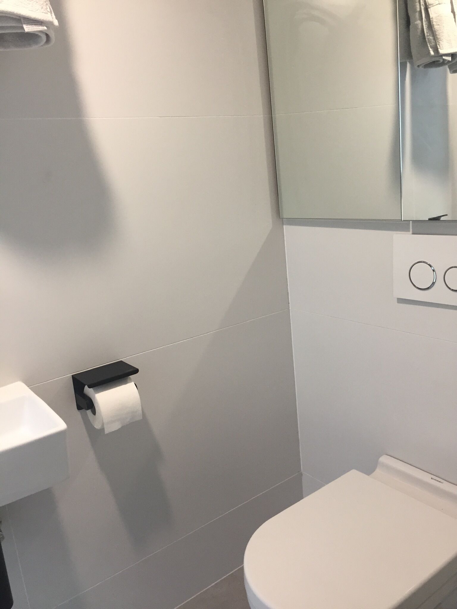 Dusj, hårføner, håndklær og såpe