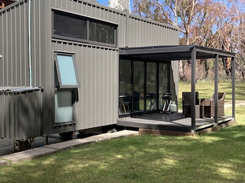 TopStay Accommodation Tiny Home mit Blick auf den Busch