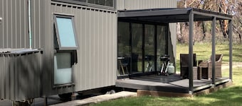 TopStay Accommodation Tiny Home mit Blick auf den Busch