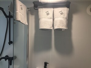 Douche, sèche-cheveux, serviettes fournies, savon