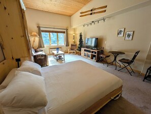 Iron/ironing board, WiFi, bed sheets - Your Summer Peak Escape with pool and hot tub (Keystone)