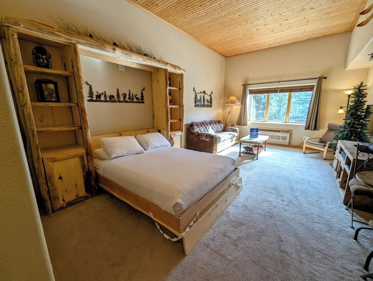 Tabla de planchar con plancha, wifi y ropa de cama 