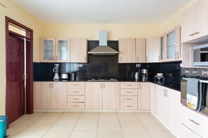 Microwave, oven, stovetop, coffee/tea maker - Spacious Apartment w/King Bed + City View (Nairobi)