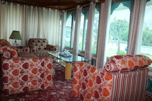 Executive Suite | Living area - canopy nexus (Gilgit)