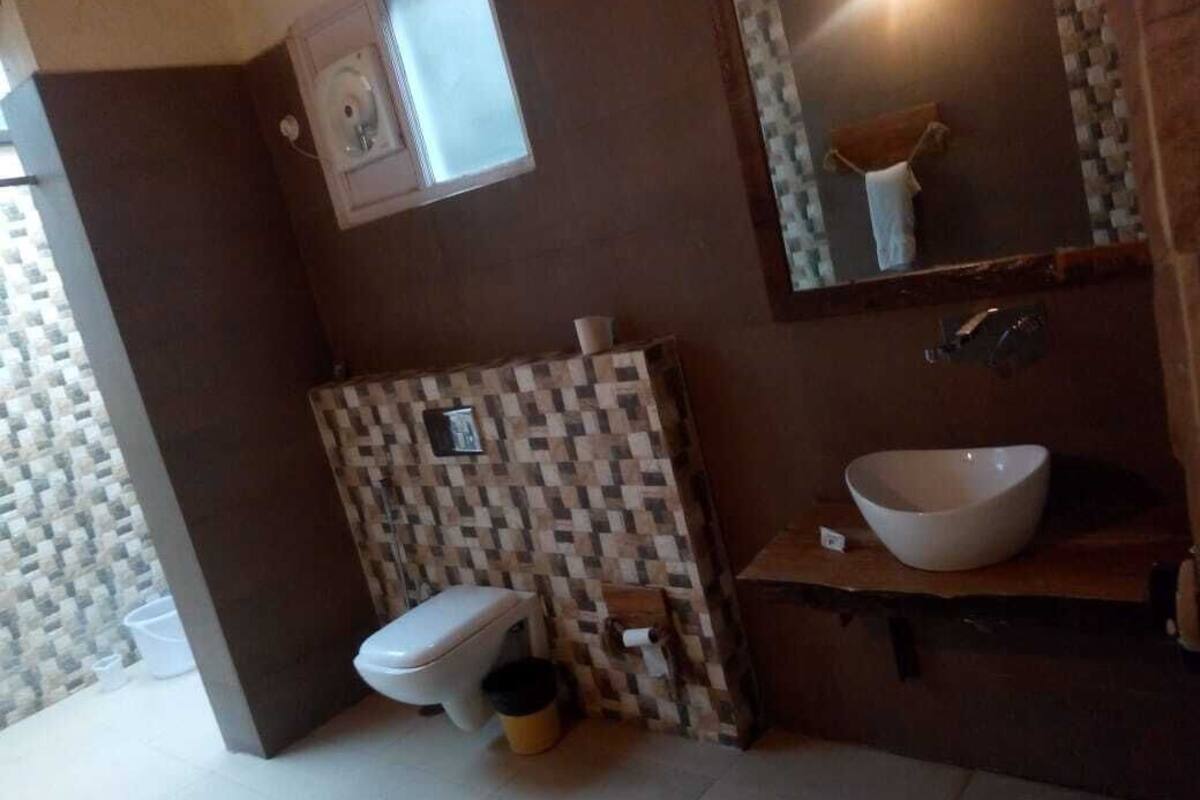 Classic Room | Bathroom | Shower, slippers, towels