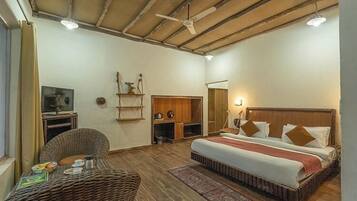 Een kluis op de kamer, een bureau, gratis wifi, beddengoed