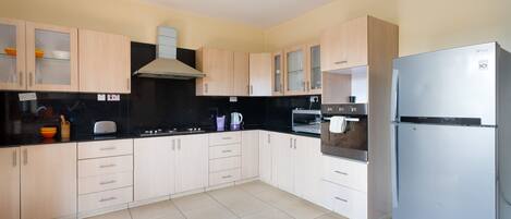 Køleskab, mikrobølgeovn, ovn, kogeplade