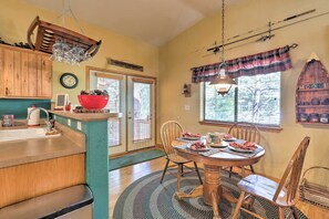 Dining - Rustic Cabin w/ Deck ~ 4 Mi to Old Town Flagstaff! (Flagstaff)