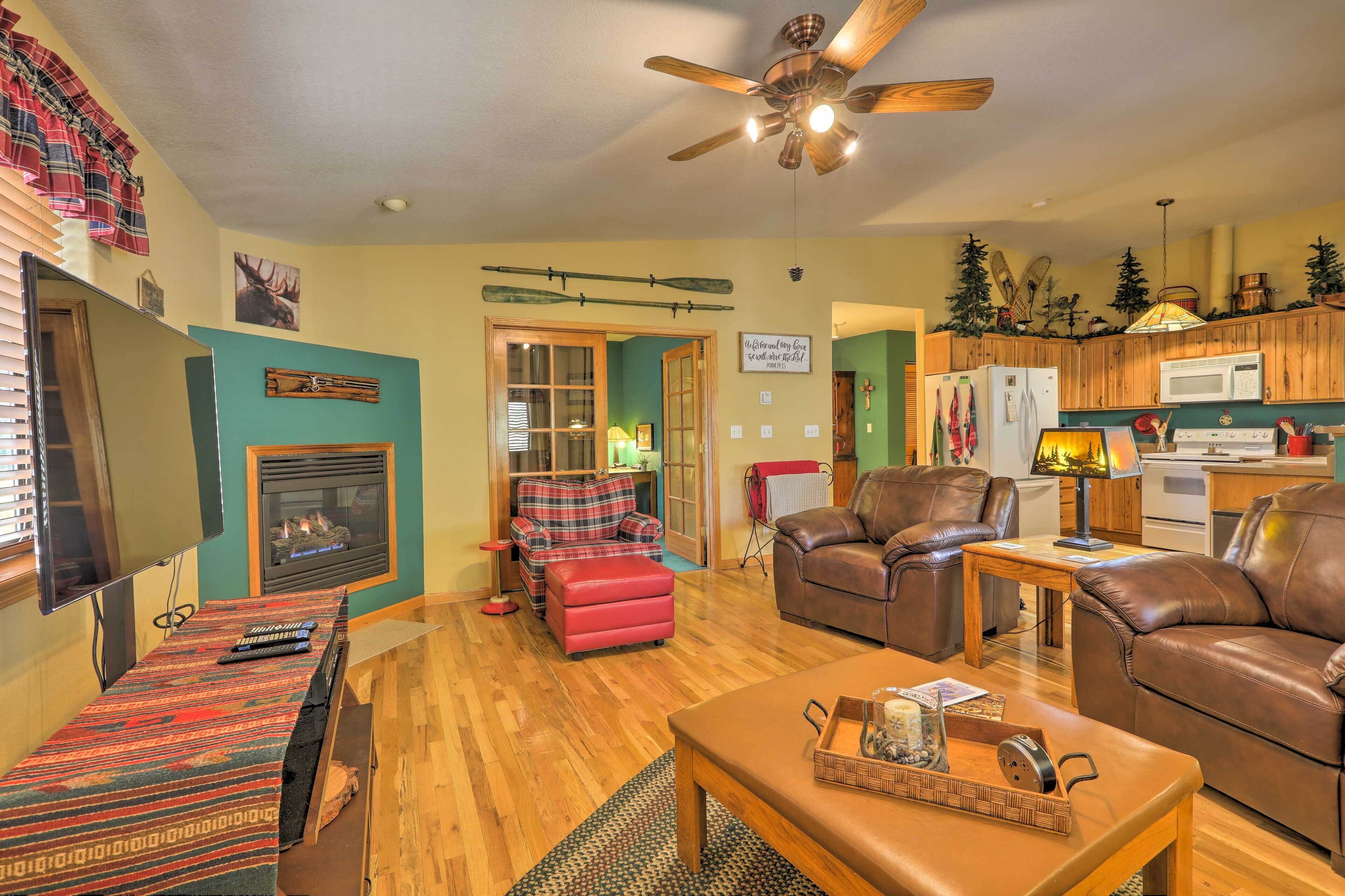 Rustic Cabin w/ Deck ~4 Mi to Old Town Flagstaff!