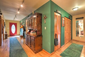 Interior - Rustic Cabin w/ Deck ~ 4 Mi to Old Town Flagstaff! (Flagstaff)