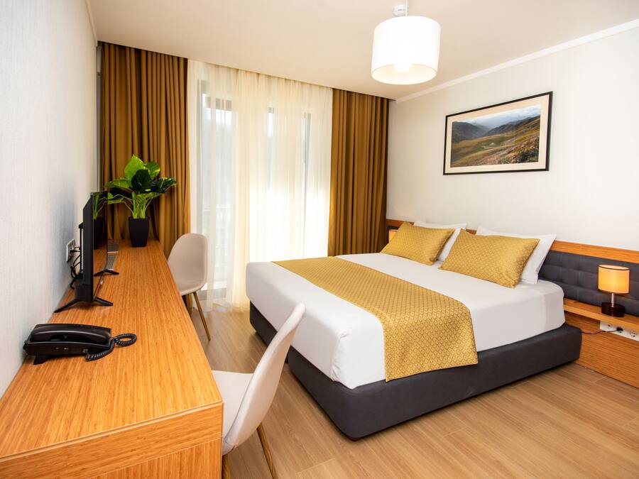 Kamar Double Standar | Tirai kedap cahaya, Wi-Fi gratis, dan seprai linen