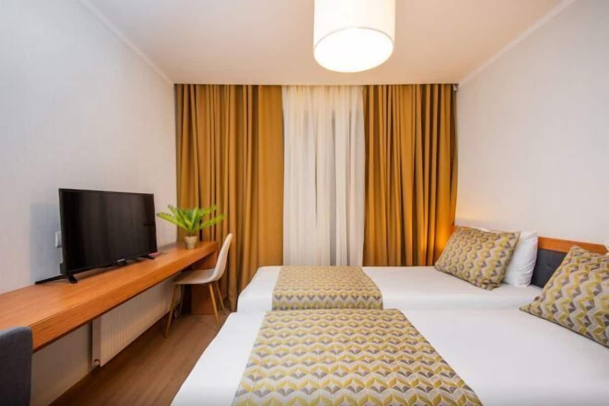 1 habitación, cortinas blackout, wifi gratis y ropa de cama