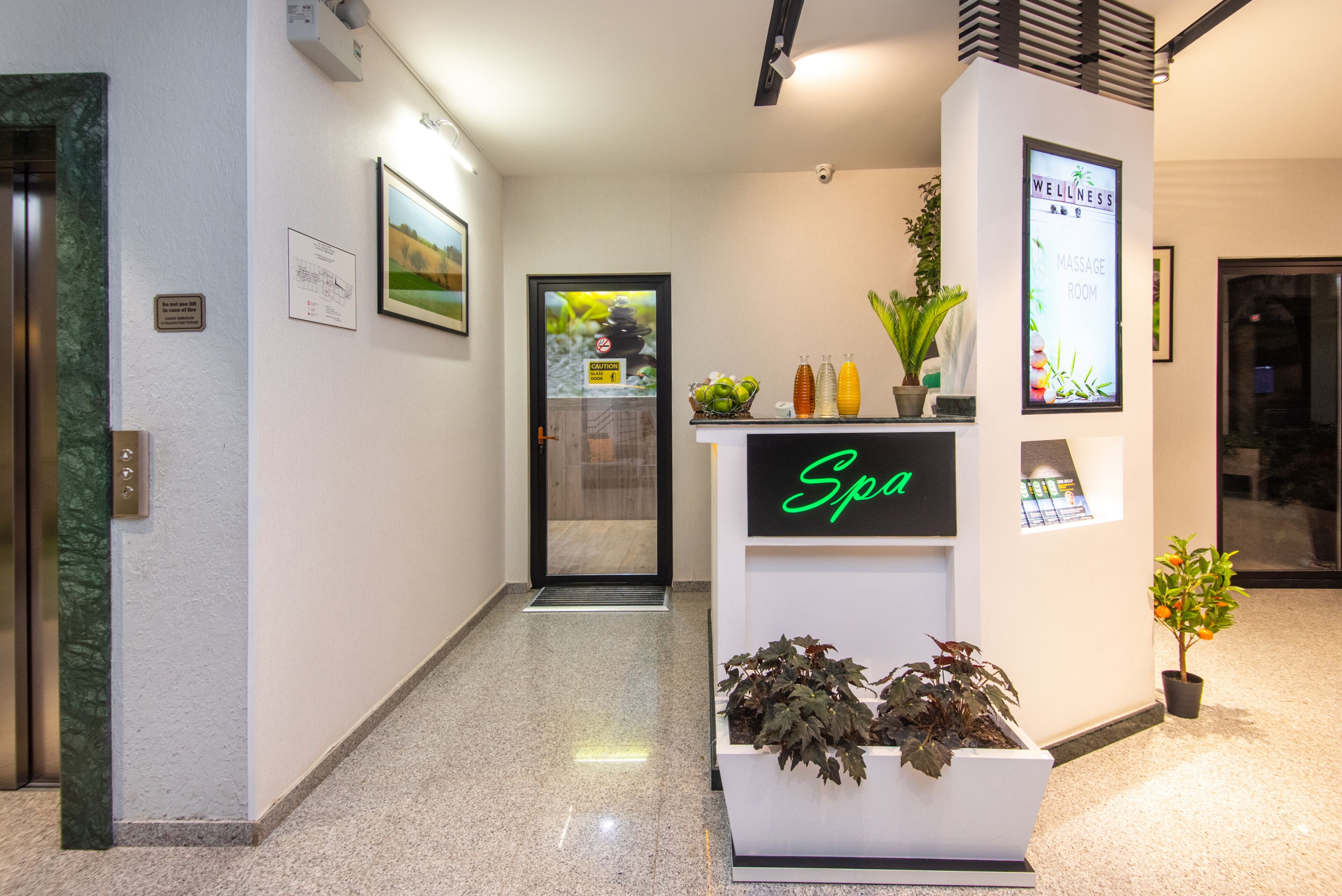 Un área de recepción con un letrero que dice "Spa" y una pantalla digital que muestra "Spa".