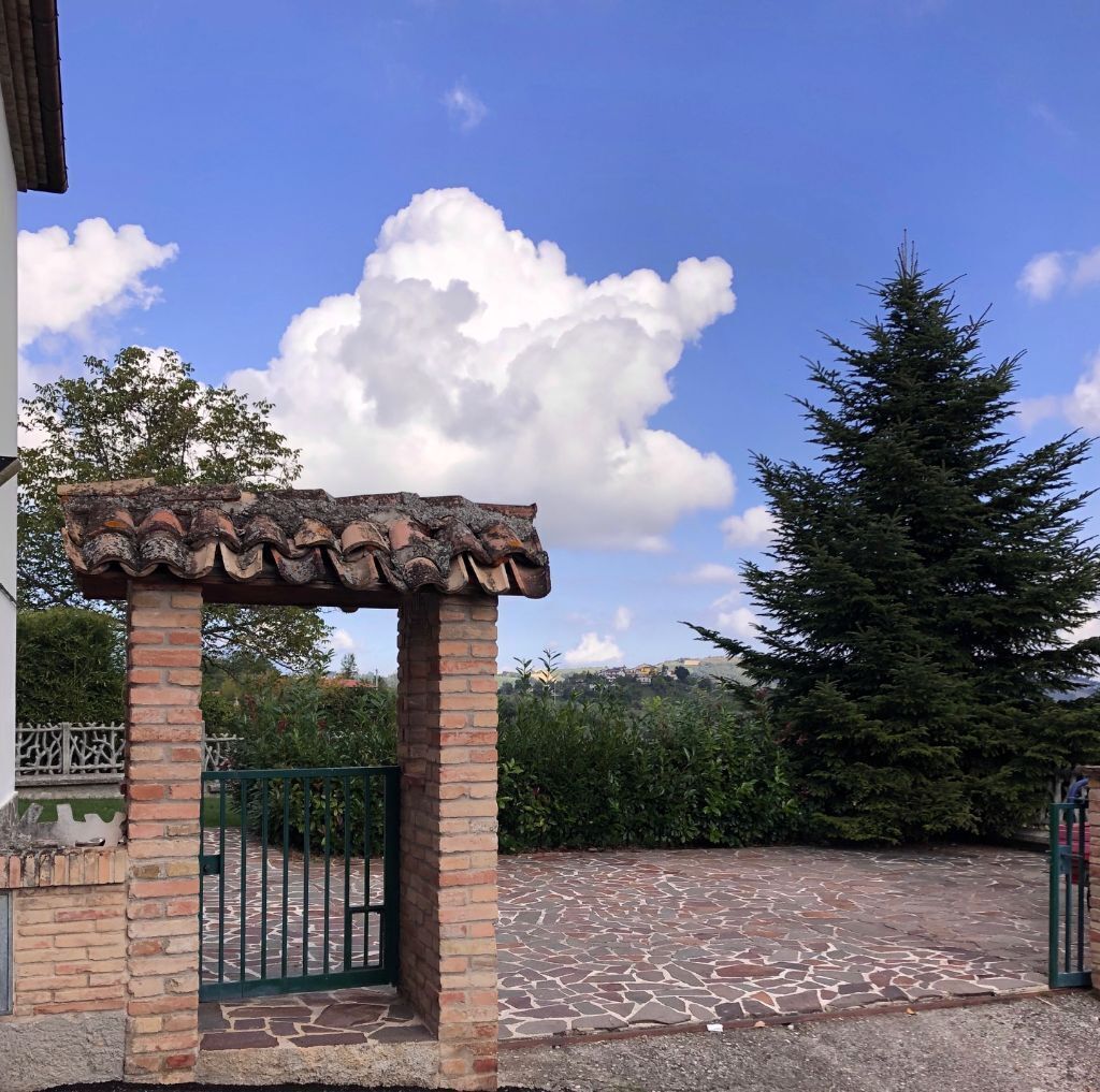 CASCINA IN THE ABRUZZESE COUNTRYSIDE