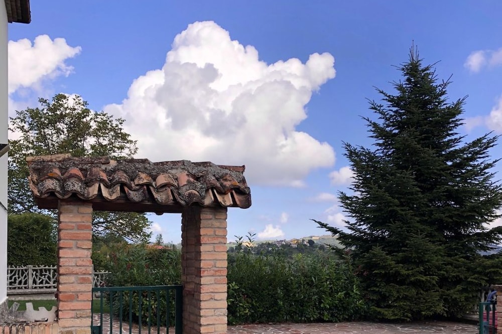 CASCINA IN THE ABRUZZESE COUNTRYSIDE