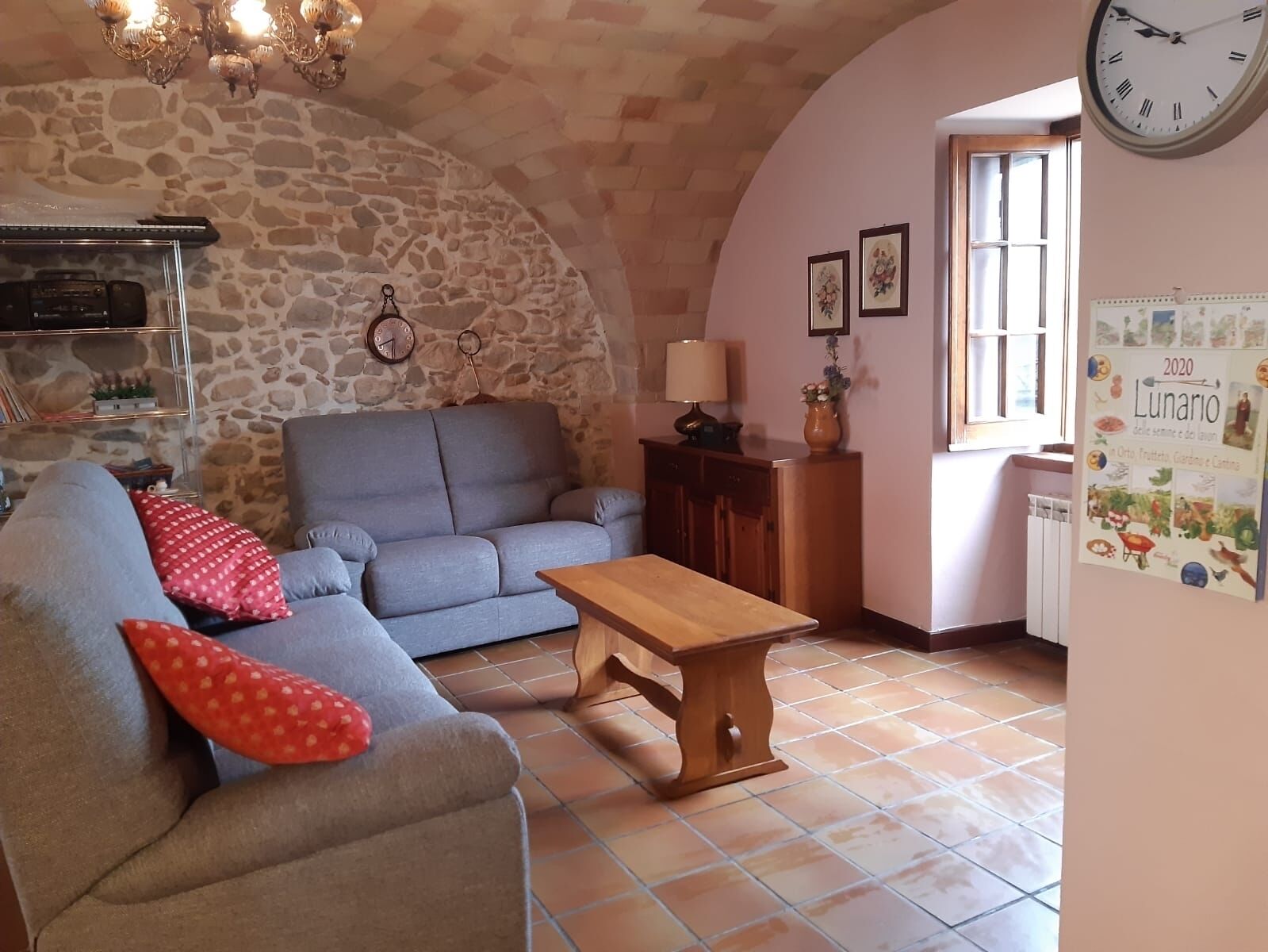 Flat-screen TV, fireplace, DVD player, books