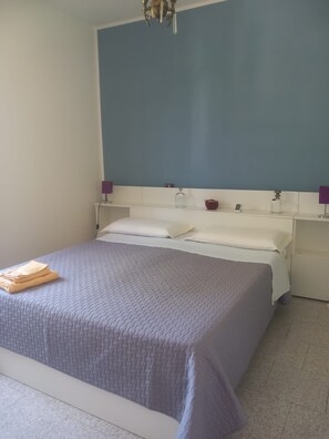 2 bedrooms, iron/ironing board, bed sheets