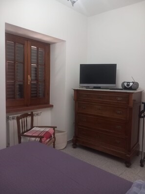 2 bedrooms, iron/ironing board, bed sheets