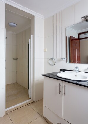 Douche, serviettes fournies, savon