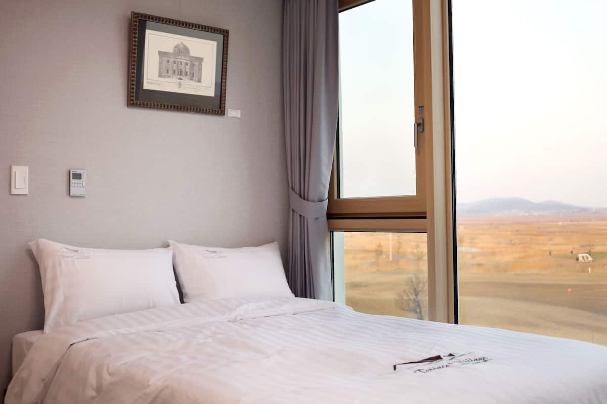2 bedrooms, soundproofing, WiFi (free), bed sheets