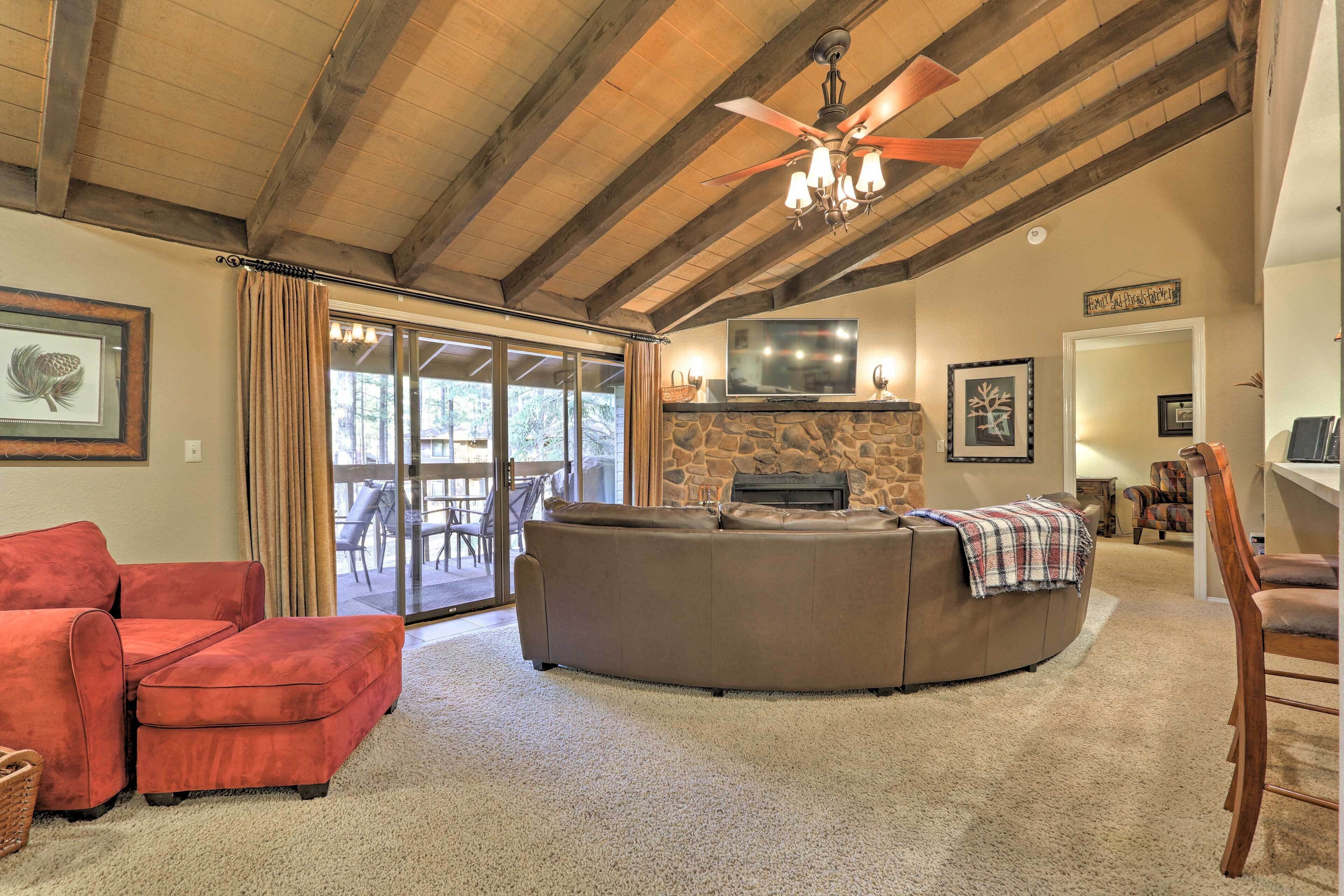 Pinetop Condo w/ Balcony < 30 Mi to Sunrise Ski!