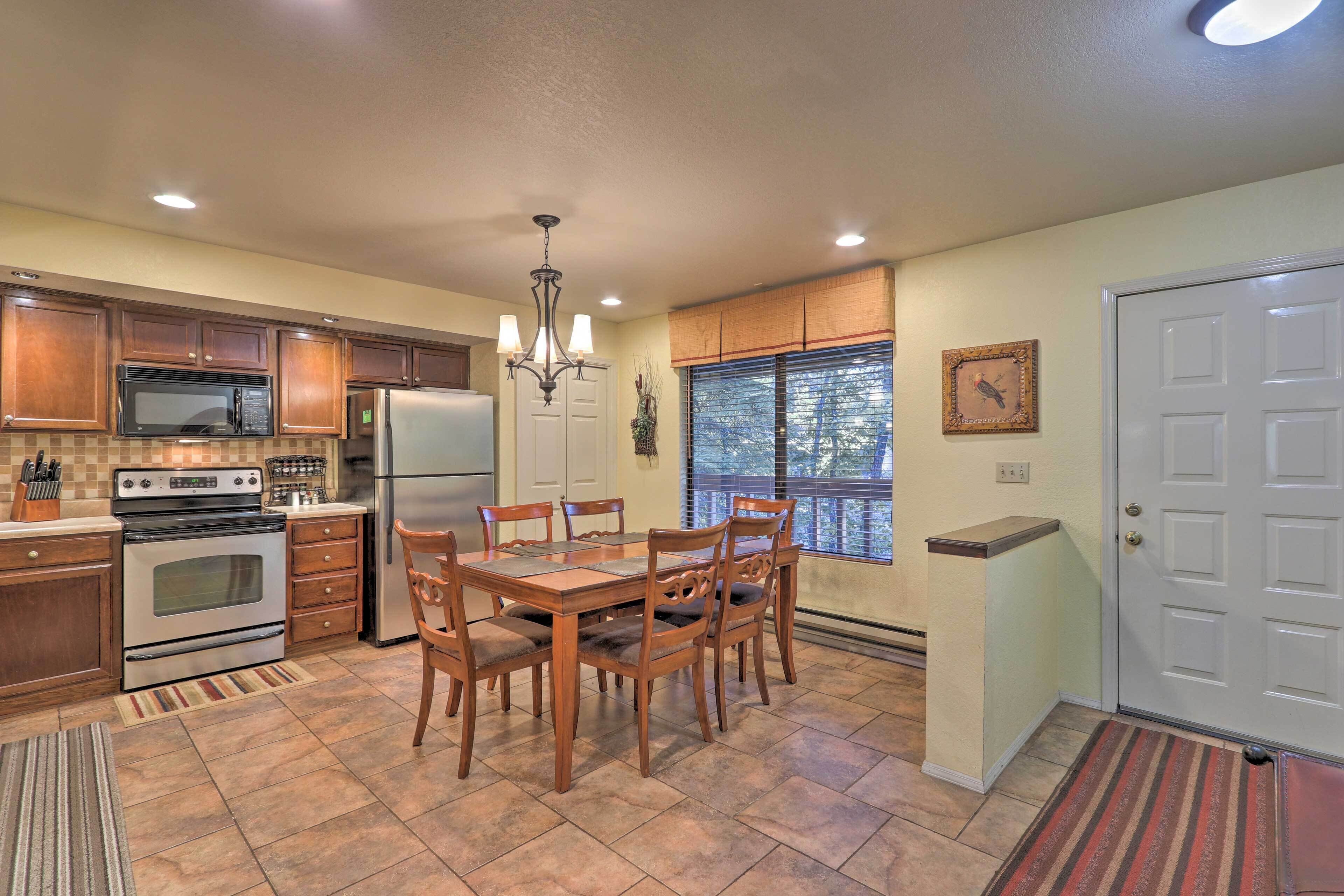 Pinetop Condo w/ Balcony < 30 Mi to Sunrise Ski!