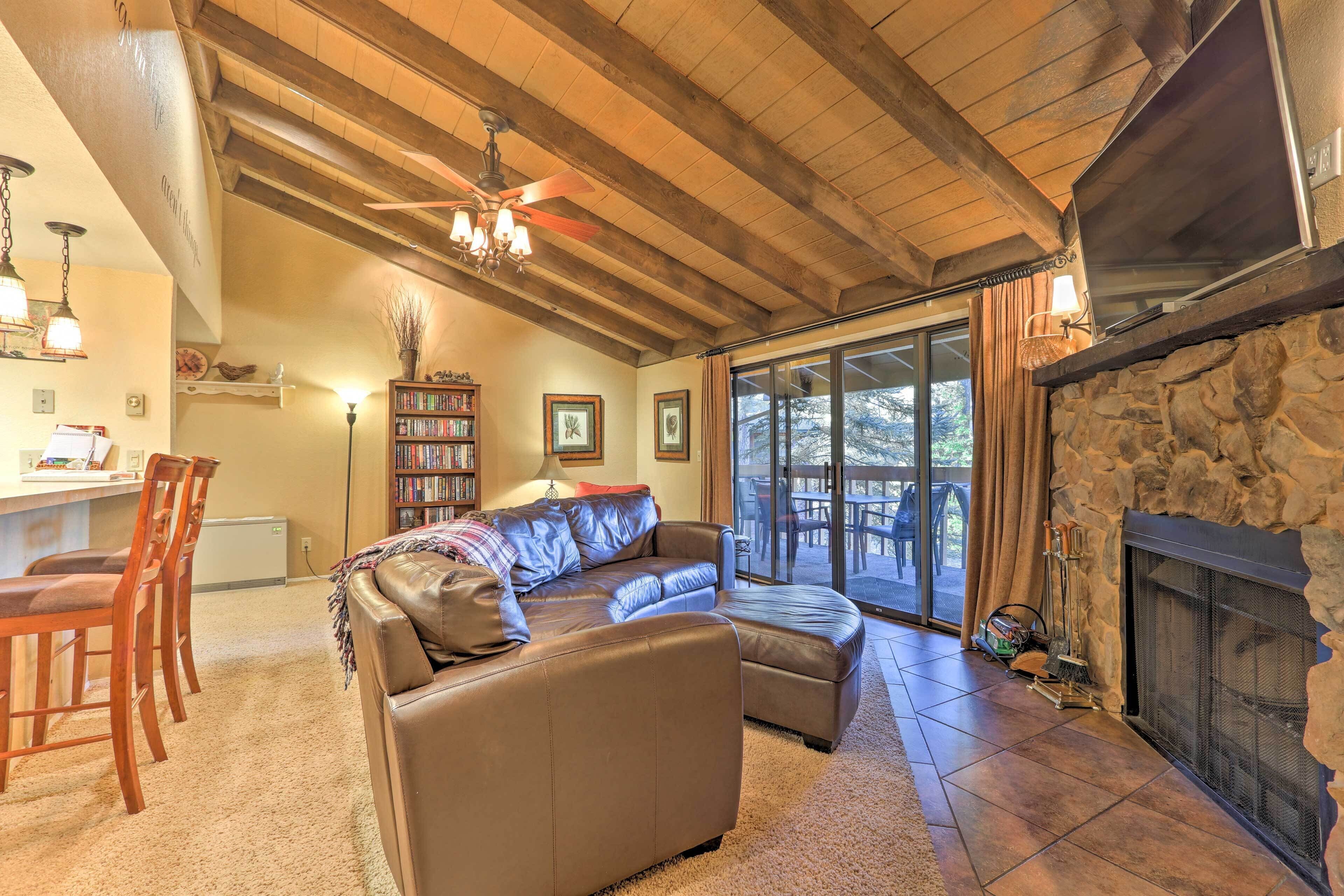 Pinetop Condo w/ Balcony < 30 Mi to Sunrise Ski!