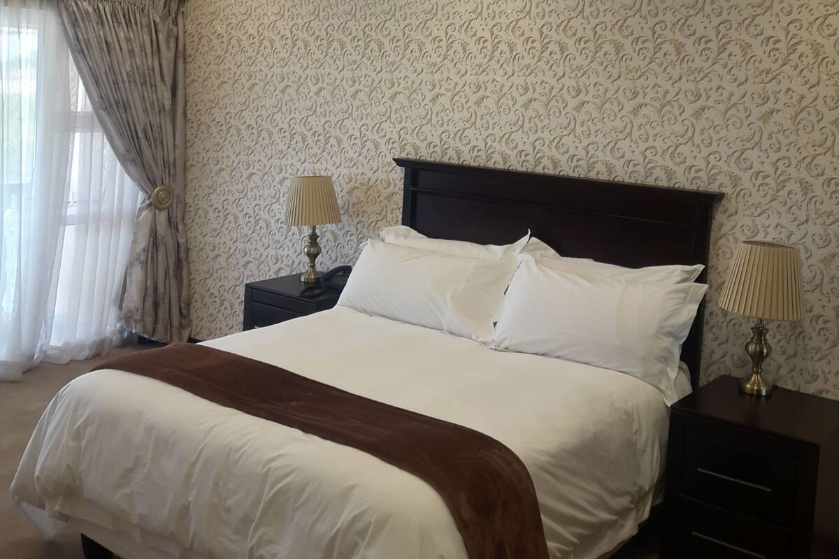 Premium bedding, in-room safe, desk, laptop workspace