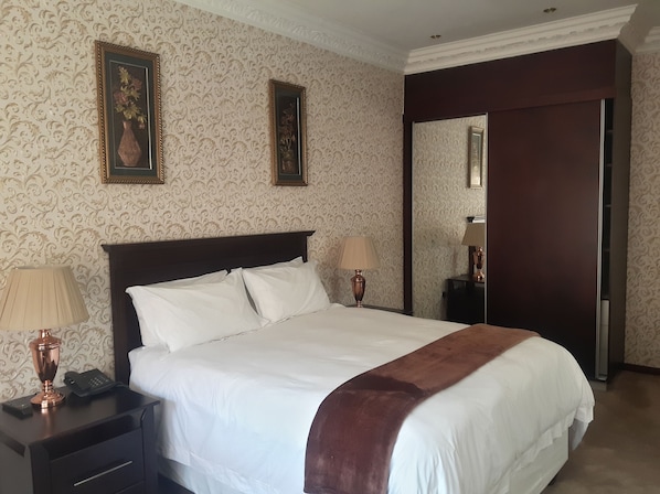 Premium bedding, in-room safe, desk, laptop workspace